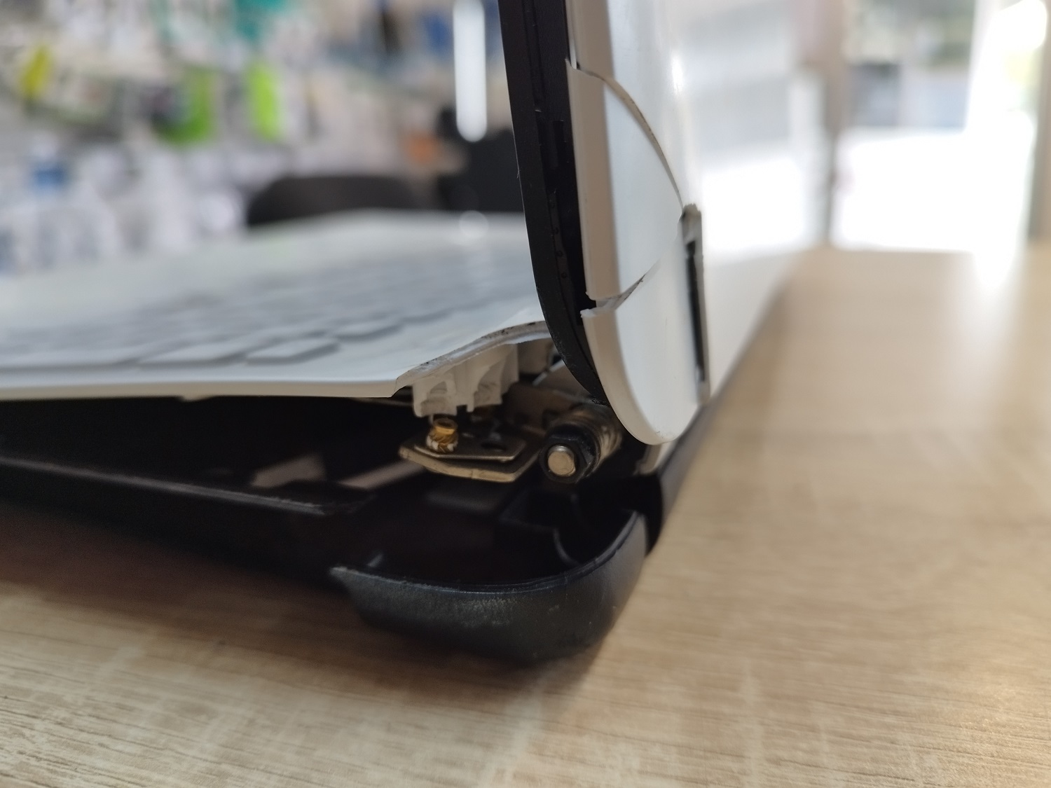 Uszkodzony zawias laptopa