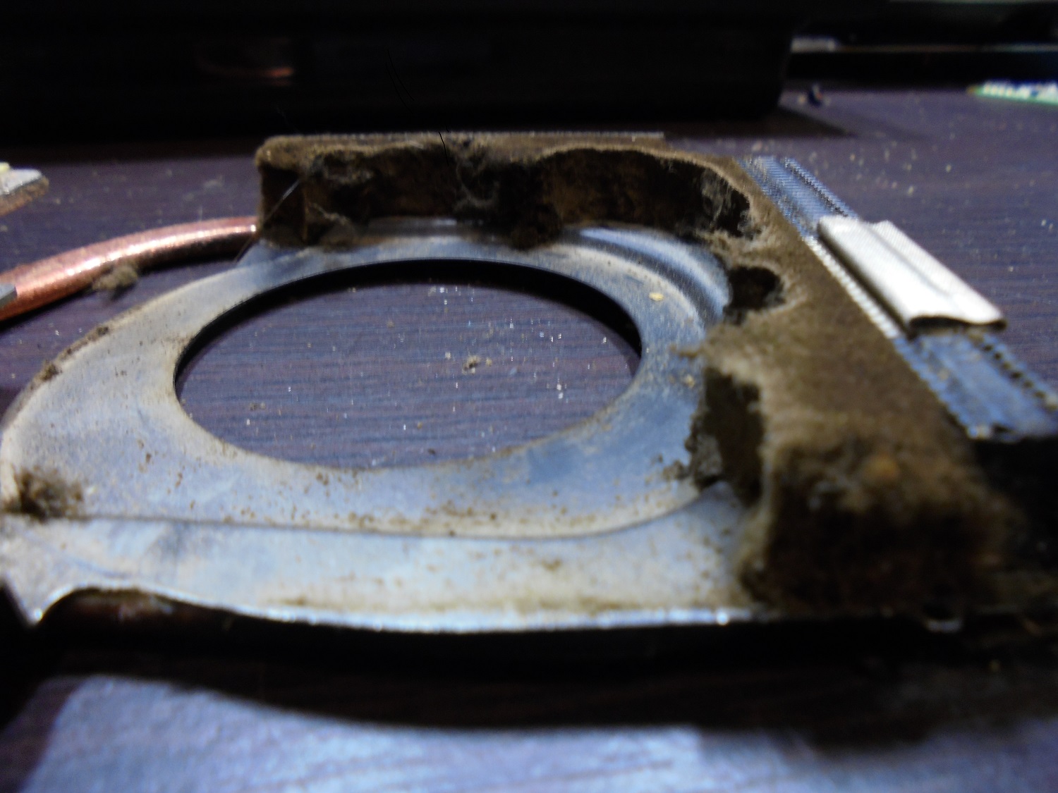 Zakurzony radiator laptopa